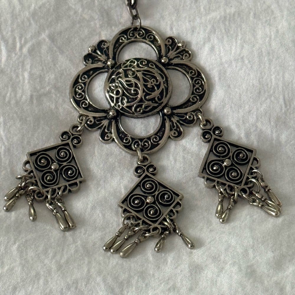 Elegant Silver Tone Pendant Necklace